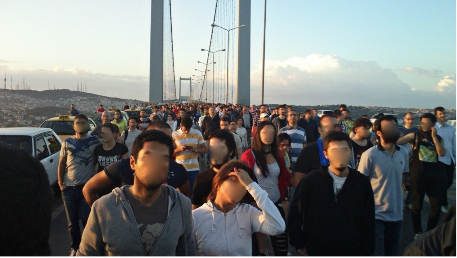 Resim 6: 1 Haziran 2013’te Boğaz Köprüsü’nde çekilen fotoğrafta, insanlar 01.00’dan beri Kadıköy’den buraya yürüyorlar (fotoğraf Ail Subway, Wikipedia)