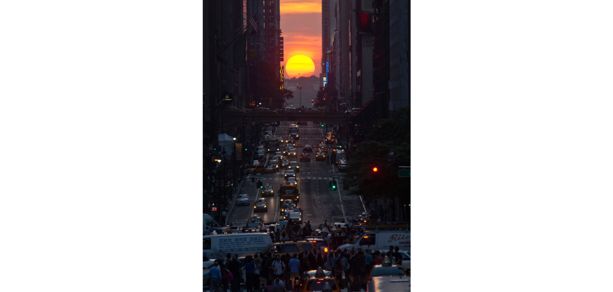 Manhattanhenge [Fotoğrafta görüldüğü üzere, güneşin Manhattan’ın doğu-batı sokaklarının üzerinde battığı astronomik olaya verilen özel bir isim (Çev.)] New York’taki 42. Cadde’de güneş yaz ve kış gündönümlerinde, bina cephelerinin arasına iner (29 Mayıs 2019). © Eduardo Munoz/Reuters