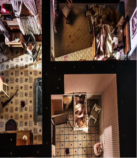 Frances Glessner Lee, Polislerin gazete dolu kilitli bir odada ölü bir kadın bulmasından hemen önceki mutfak sahnesinin dioraması. Fotoğraf: Max Aguilera-Hellweg, National Geographic.