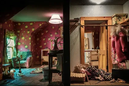 Üçüncü galeri: Frances Glessner Lee, Papaz Evi Salonu, yaklaşık 1943–1948. Harvard Tıp Fakültesi, Harvard Üniversitesi, Cambridge, MA koleksiyonu; Baltimore, MD Baş Tıp Muayene Ofisi'nin izniyle.