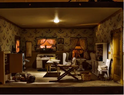 Frances Glessner Lee, Bir ailenin tamamının katledildiği üç odalı bir konutu tasvir eden dioraması. Fotoğraf: Max Aguilera-Hellweg, National Geographic.