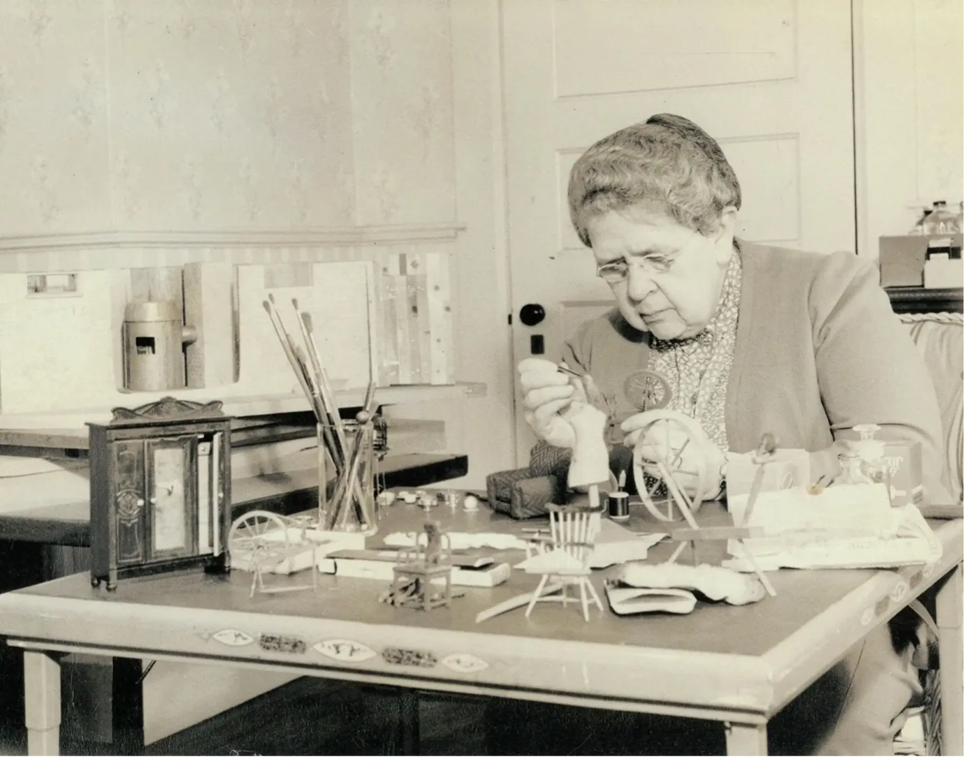 Frances Glessner Lee, 1940'ların başlarında dioramaları üzerinde çalışırken. Görsel, Chicago, IL'deki Glessner House Müzesi'nin izniyle kullanılmıştır.