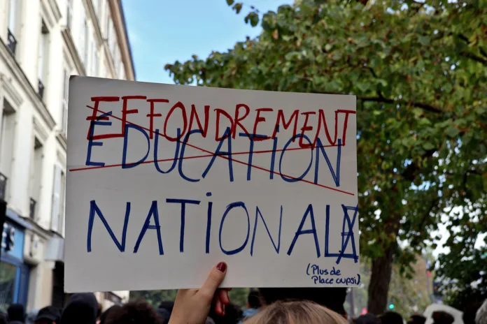 Paris’teki lise protestosunda taşınan, 
