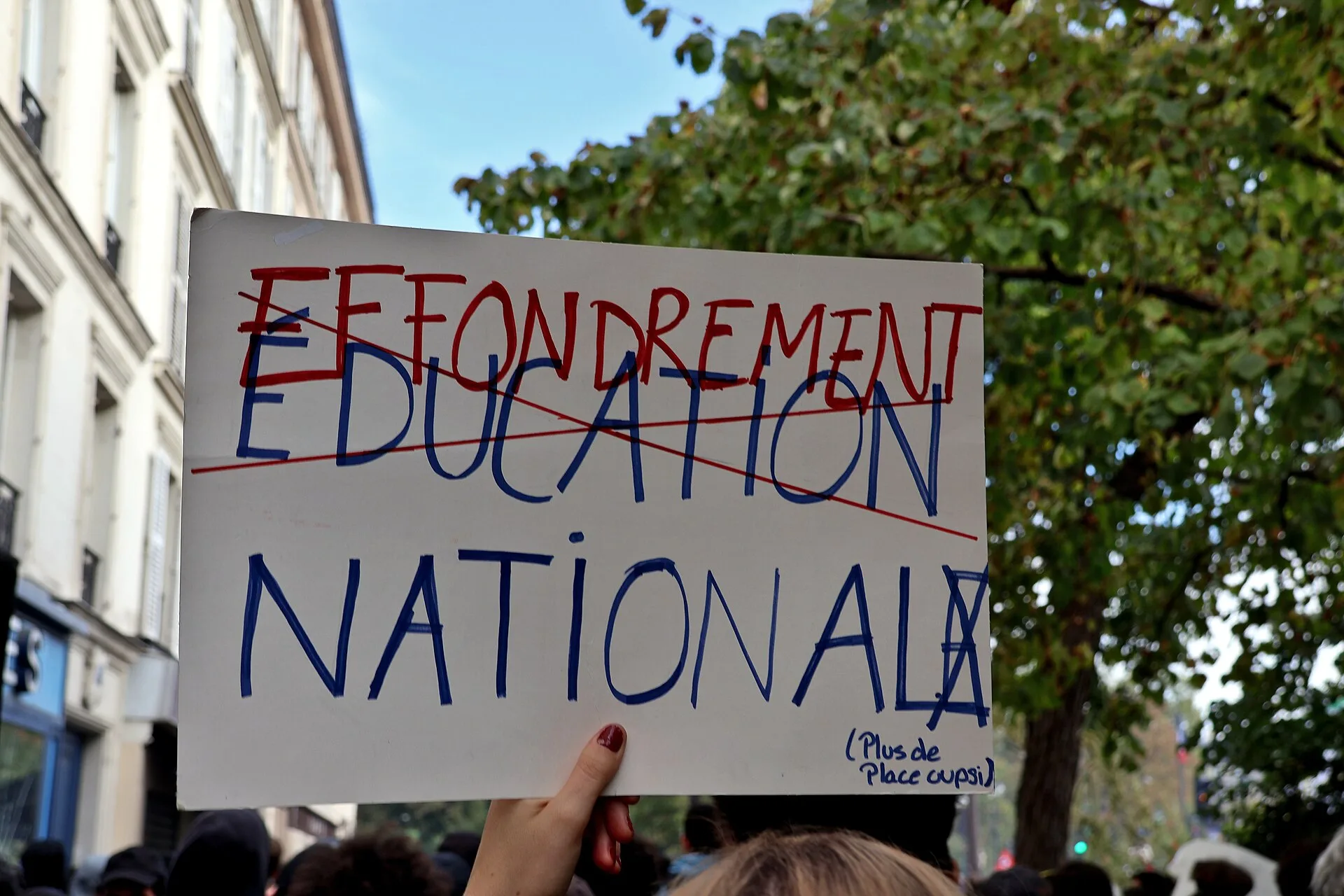 Fransa lise protestosu, Paris, 6 Ekim 2026 Paris’teki lise protestosunda taşınan, "Éducation nationale" yazısının üstü çizilip "Effondrement nationale" (Ulusal çöküş) yazılmış pankart